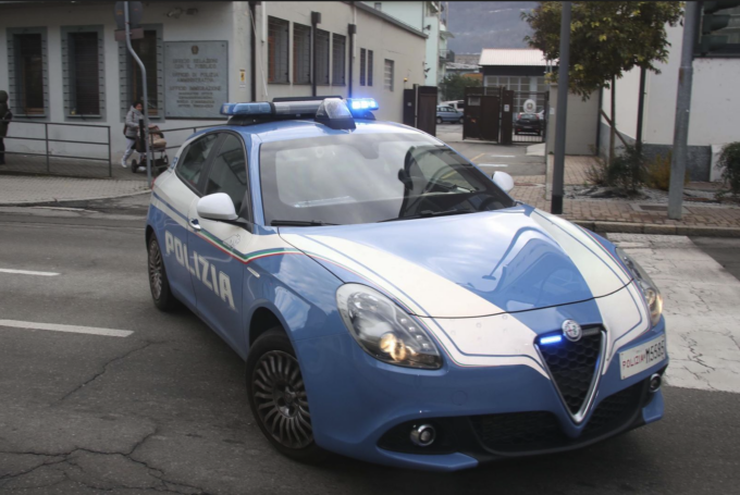 Ubriaco in piazza con i due figli minori, arrestato