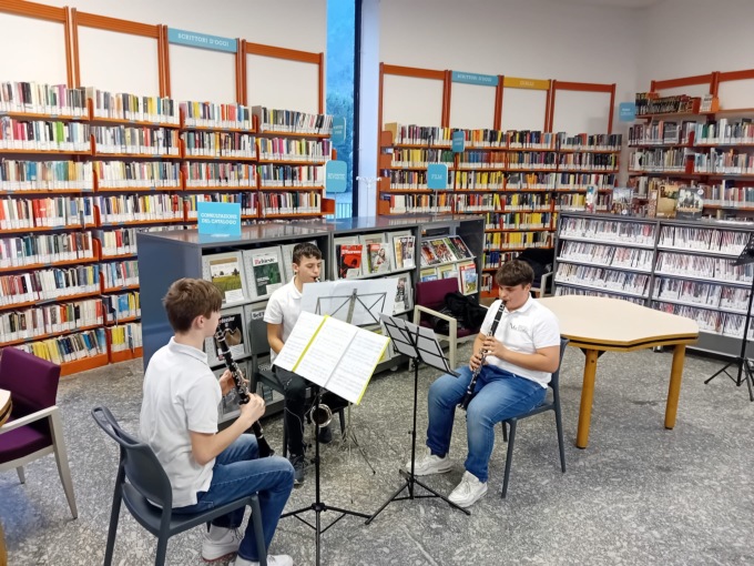 “Pillole di poesia”, grande partecipazione al primo incontro in biblioteca a Morbegno