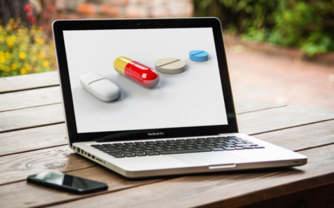 1 italiano su 4 acquista medicinali online