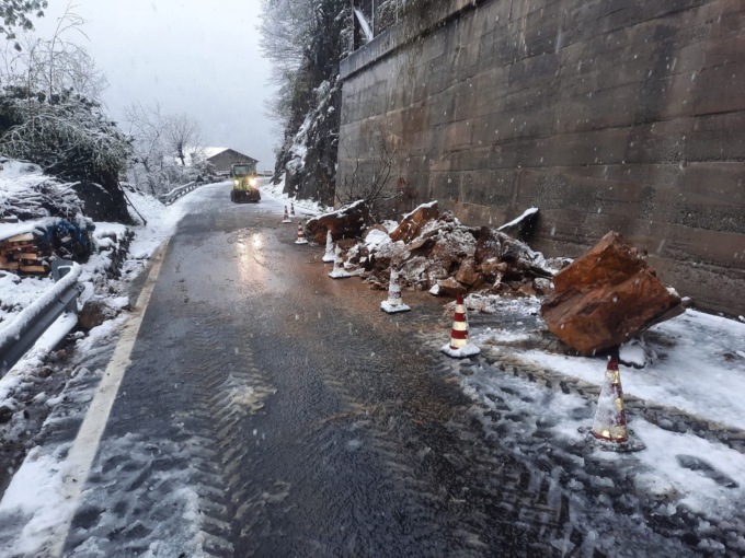 Albaredo per San Marco: Strada Statale 470 chiusa per caduta massi