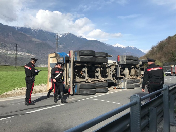 Si ribalta con il camion, paura per un autotrasportatore