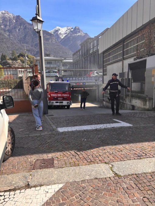 Fiamme nel parcheggio interrato a Chiavenna