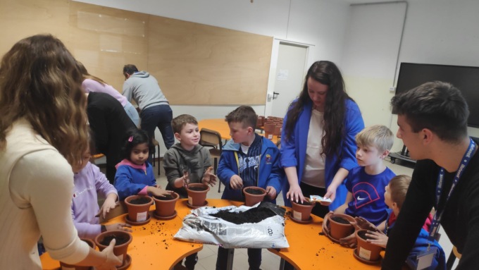 Giornata speciale per i bambini della scuola Primaria di Delebio con il progetto “Facciamo fiorire la nostra scuola”