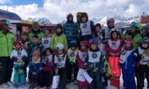 Fine del corso di sci, bambini felici
