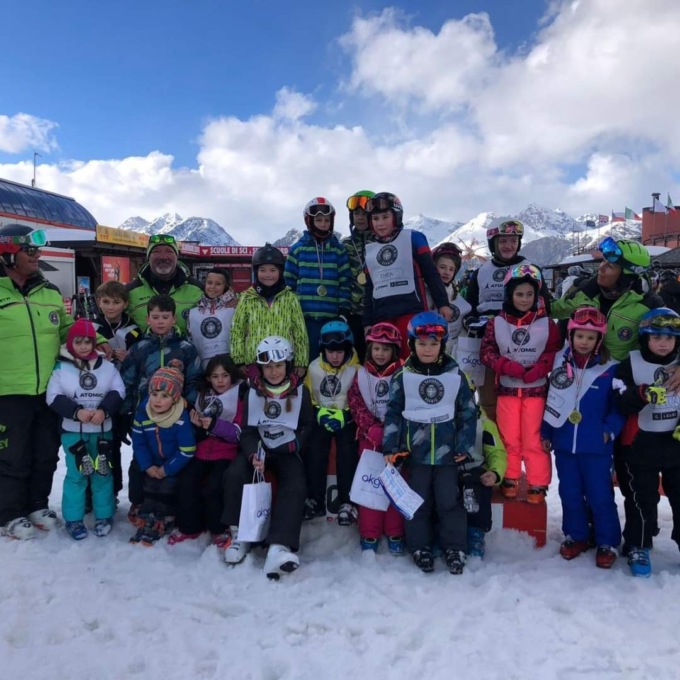 Fine del corso di sci, bambini felici
