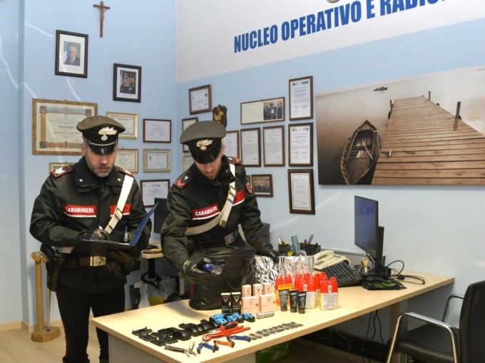 Ruba al centro commerciale, 38enne finisce in manette
