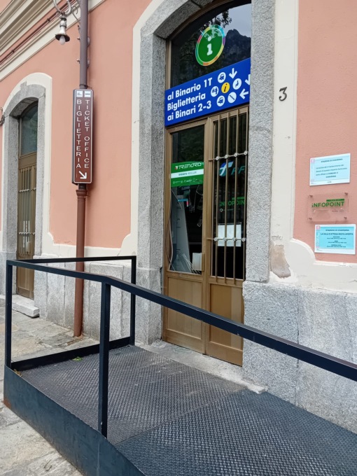 Turista ubriaco fa il vandalo alla stazione di Chiavenna
