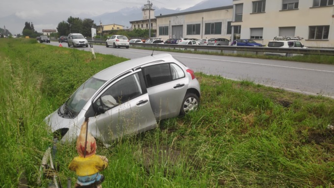 Auto fuori strada, paura per una ragazza e un anziano