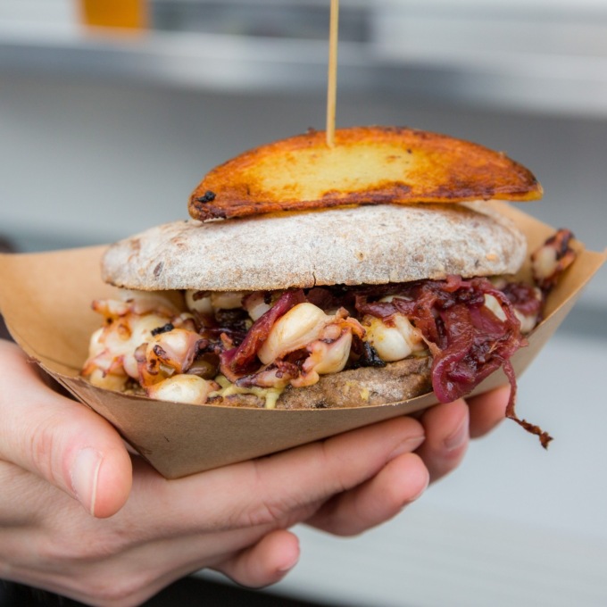 I migliori Food Truck di Rolling Truck Street Food Festival tornano ad invadere la piazza di Morbegno con il loro delizioso cibo da strada