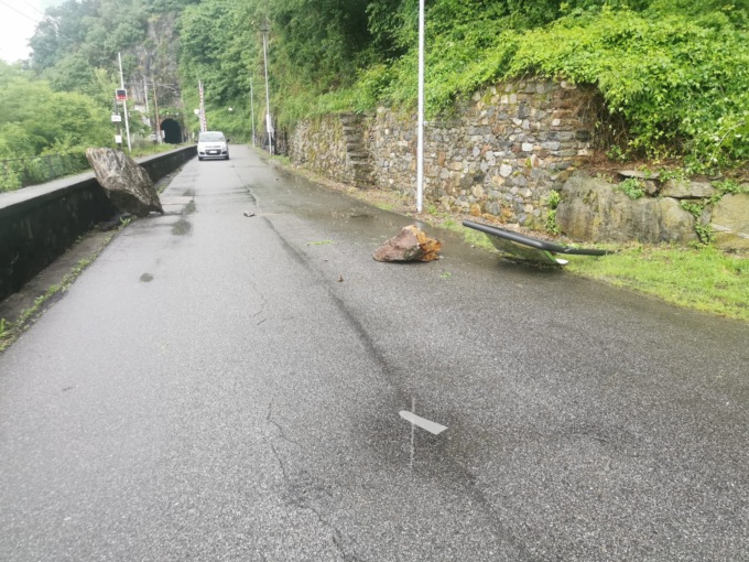 Lavori di disgaggio a Verceia: strada e ferrovia restano chiuse