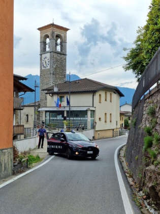 Rompe un finestrino per rubare le monetine, arrestato