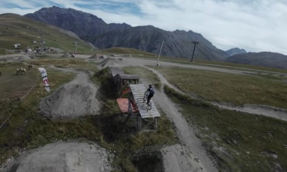 Tragedia a Livigno, 65enne muore in mountain bike: fatale la caduta sulla rampa per il salto