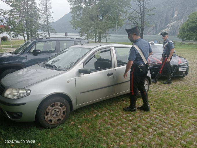 Tentano di rubare su due auto, arrestati