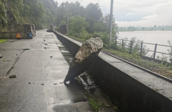 Caduta massi a Verceia: Strada e linea ferroviaria chiuse