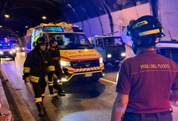 Tamponamento tra auto e camion sulla Statale 36: feriti padre e figlia di Sondrio