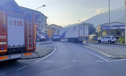 Incidente stradale alla rotonda del Trippi, due persone coinvolte e traffico in tilt per ore