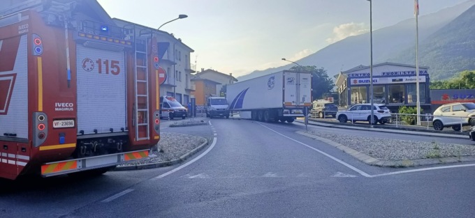 Incidente stradale alla rotonda del Trippi, due persone coinvolte e traffico in tilt per ore