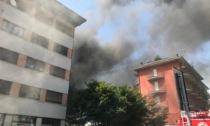 Spaventoso incendio in via Caimi - FOTO e VIDEO