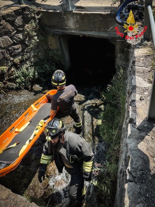 Incidente stradale a Teglio: finisce con la moto nel torrente
