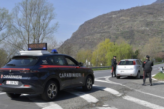 Lancia sassi contro la casa dei vicini, arrestato