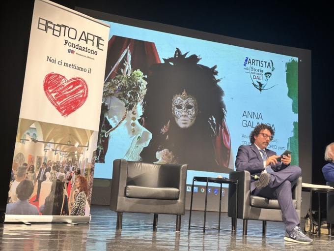 La pittrice tiranese Anna Galanga impegnata nella mostra collettiva alla galleria La Pigna di Roma