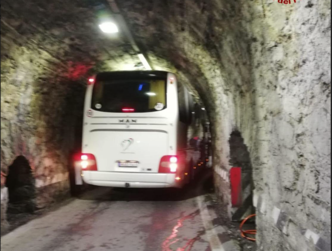 Autobus finisce incastrato in galleria tra il Passo della Stelvio e Bormio