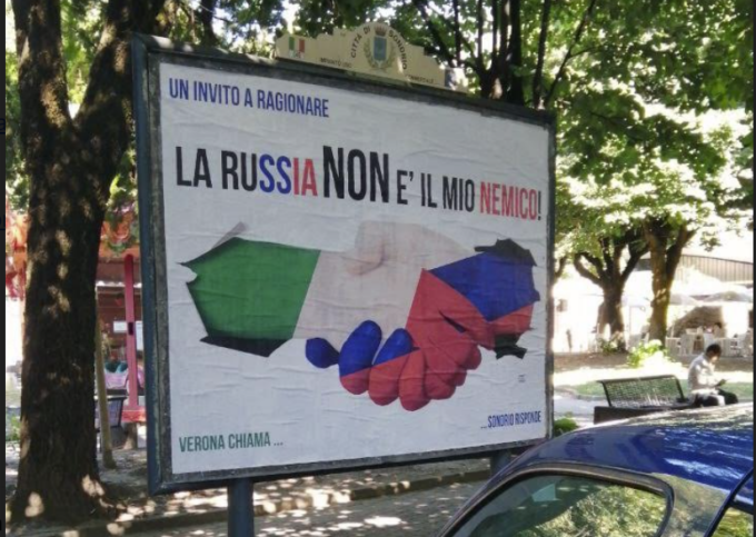 “La Russia non è nostro nemico”: polemica sui manifesti apparsi in città, i promotori si giustificano