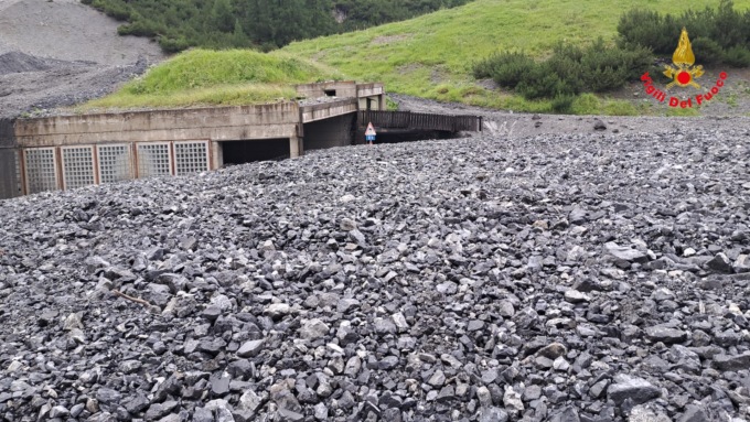 Quattro frane bloccano strada verso la Svizzera, automobilisti in trappola