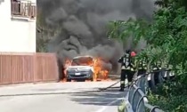 Furgoncino in fiamme in strada sulla Valeriana