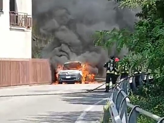 Furgoncino in fiamme in strada sulla Valeriana