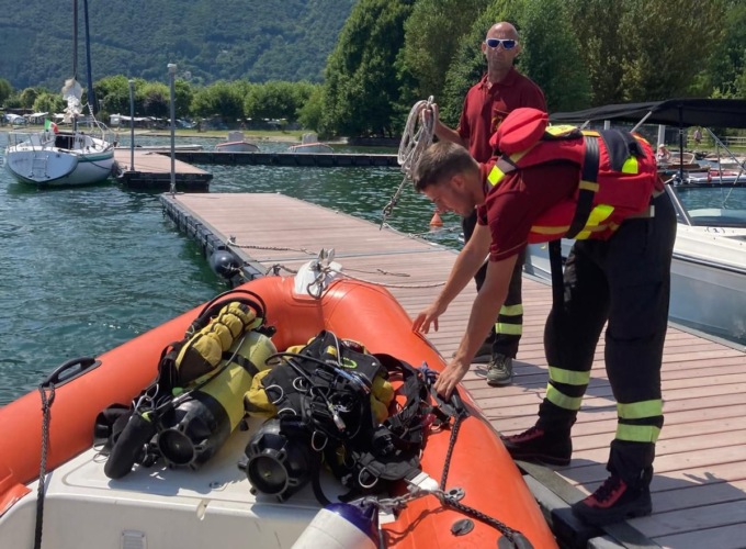 Rinvenuto il corpo del papà inghiottito martedì dal lago