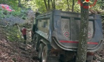 Precipita con il camion nel bosco: autista di Berbenno resta incastrato