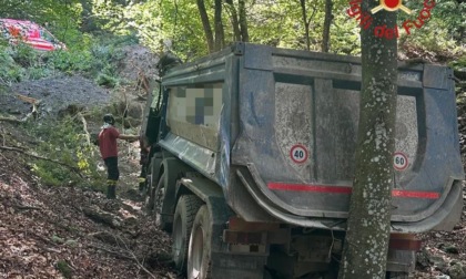 Precipita con il camion nel bosco: autista di Berbenno resta incastrato