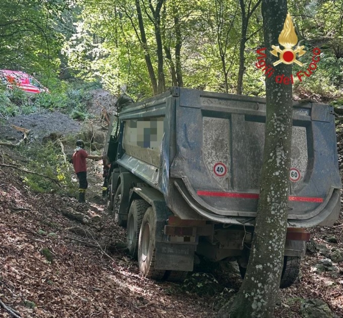 Precipita con il camion nel bosco: autista di Berbenno resta incastrato