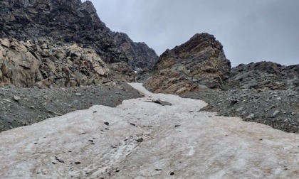 Scivola lungo un canale, escursionista salva grazie all'elisoccorso