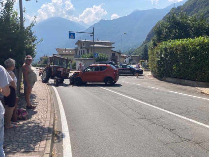 Incidente stradale a Mese: scontro tra auto e trattore