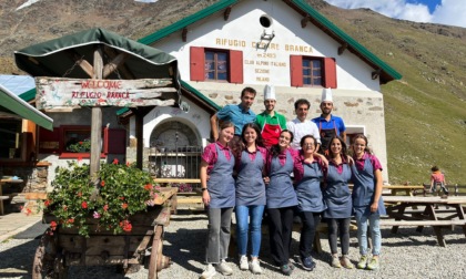 La famiglia Alberti Confortola festeggia 90 anni di gestione del Rifugio Branca