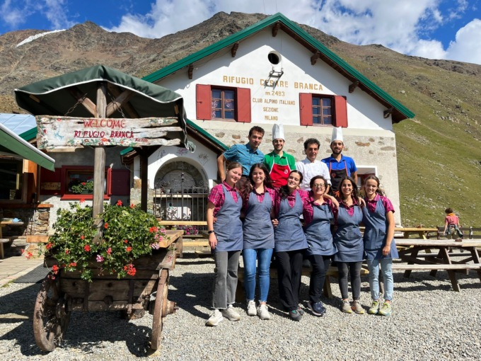 La famiglia Alberti Confortola festeggia 90 anni di gestione del Rifugio Branca