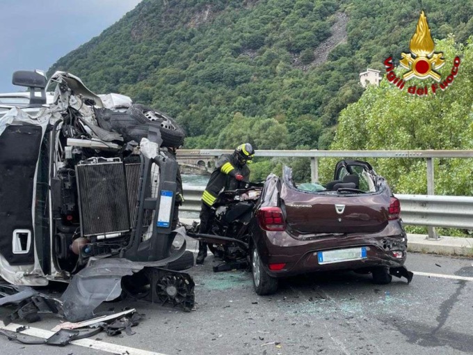 Incidente sulla SS38 a Talamona: i feriti estratti dai mezzi accartocciati