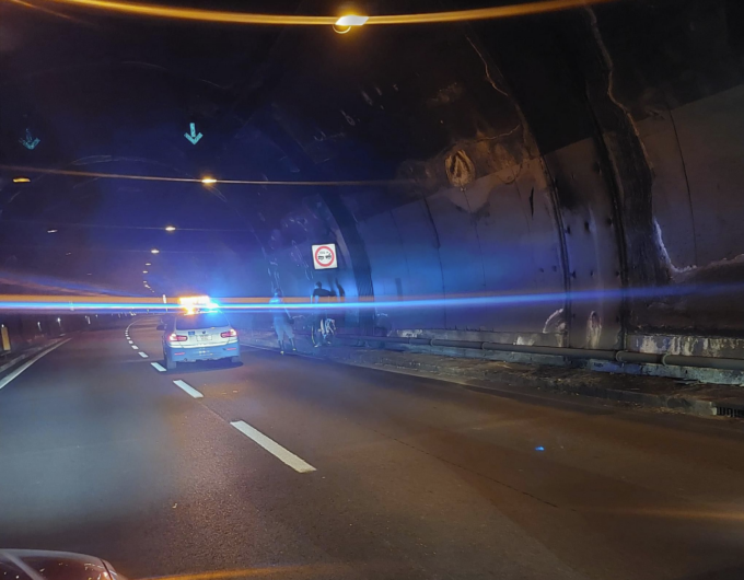 Ciclista in galleria lungo la Statale 36: disagi al traffico