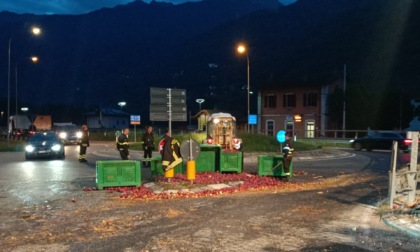 Perde il carico, 33 quintali di mele finiscono sulla strada