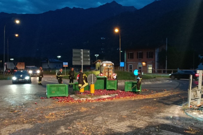 Perde il carico, 33 quintali di mele finiscono sulla strada