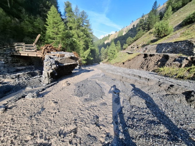 Smottamento tra Livigno e Passo Alpisella: ingenti danni e strada chiusa