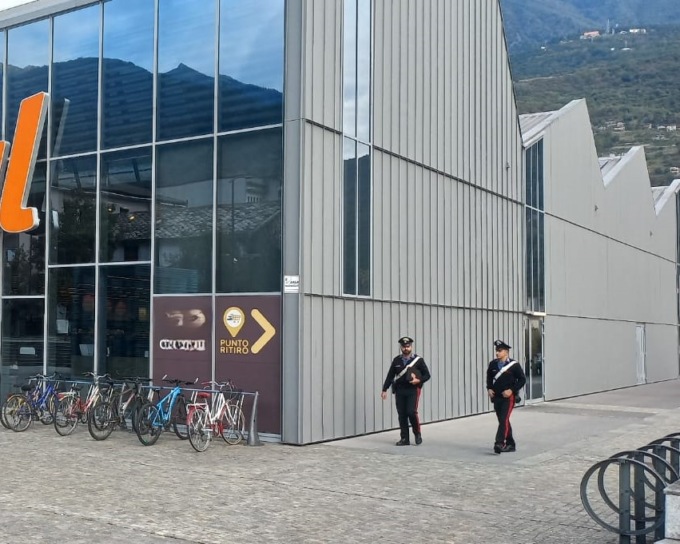 Tenta il furto al supermercato ma viene scoperto e bloccato dai Carabinieri