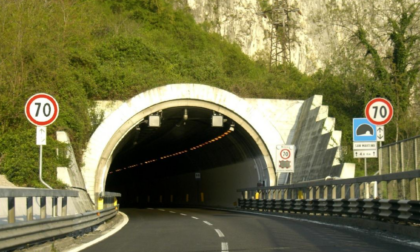 Disagi per gli automobilisti, galleria della Statale 36 chiusa per allagamento