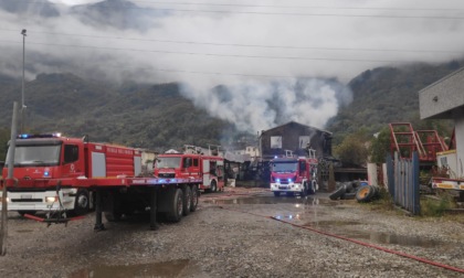 Spaventoso incendio in un capannone, vigili del fuoco mobilitati e un ferito