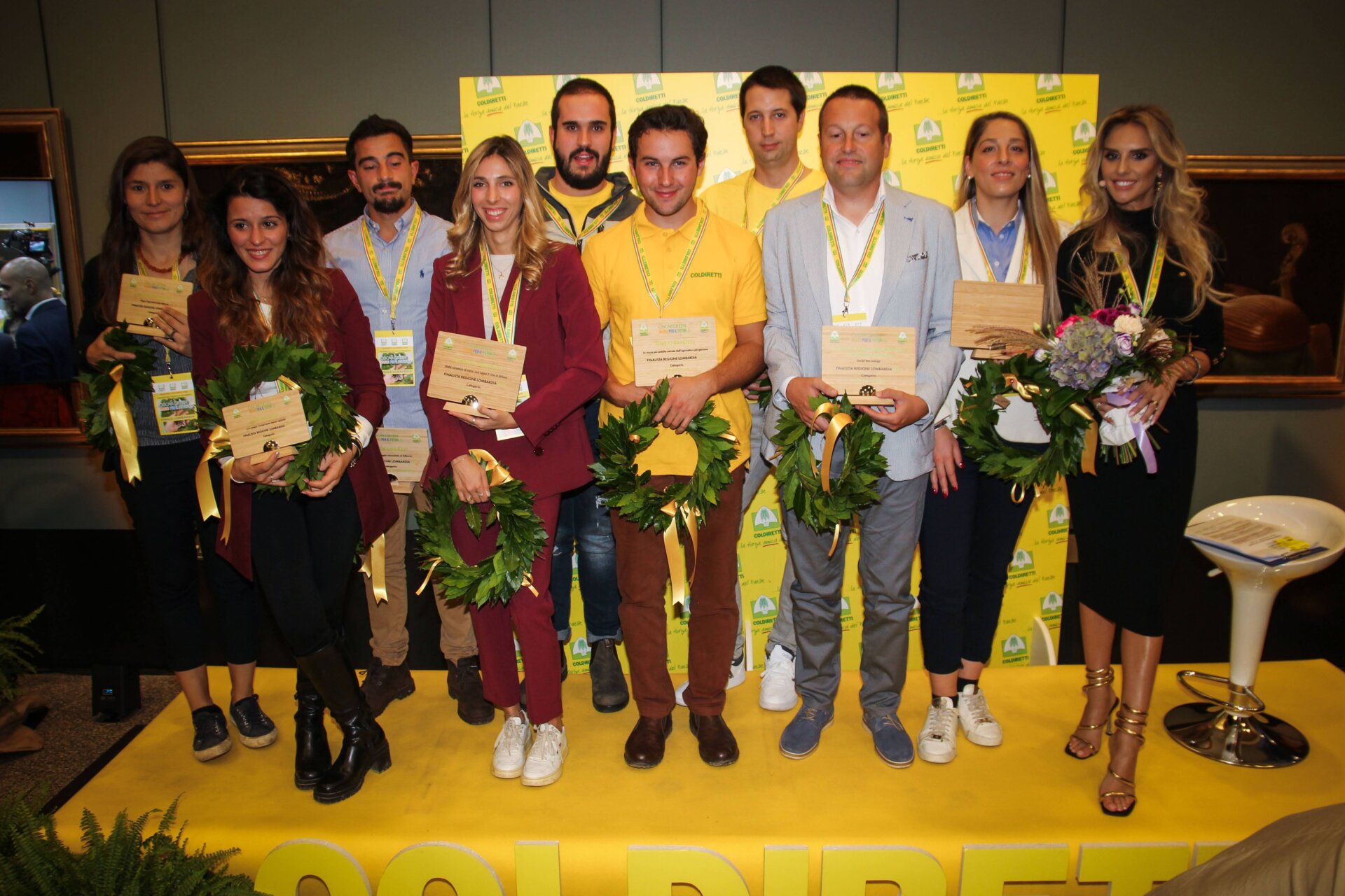 Foto di gruppo giovani imprenditori premiati