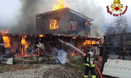 Spaventoso incendio in un capannone agricolo, vigili del fuoco mobilitati e un ferito