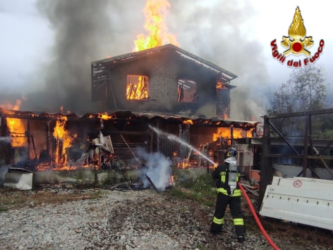 Spaventoso incendio in un capannone agricolo, vigili del fuoco mobilitati e un ferito