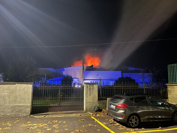 Spaventoso incendio alla Carcano